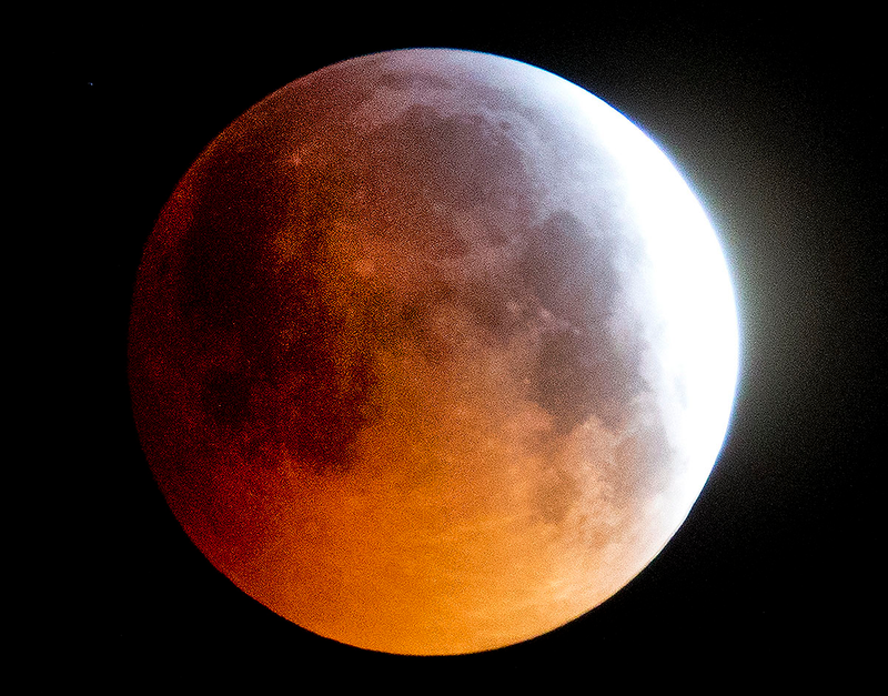 Primer plano de la Luna al comienzo del eclipse, vista desde Alemania